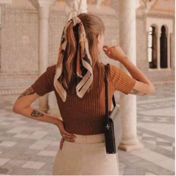 Iconic print royal blue French silk square scarf Signed A.M Raymonenq - Picture 7 of 7